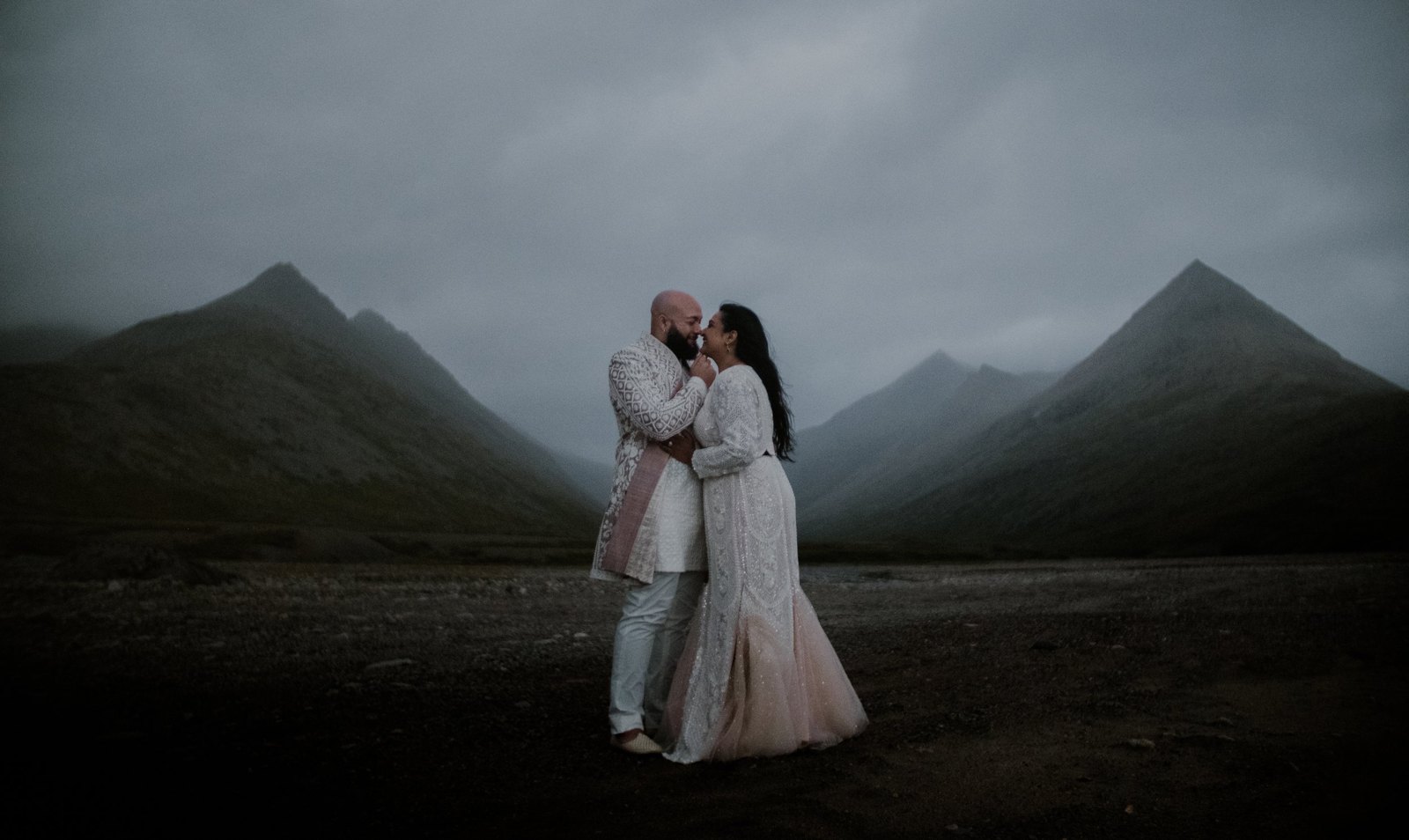 Hazra et Reggie nez à nez sur le sable noir, les sommets brumeux derrière eux à Stokksnes, en Islande